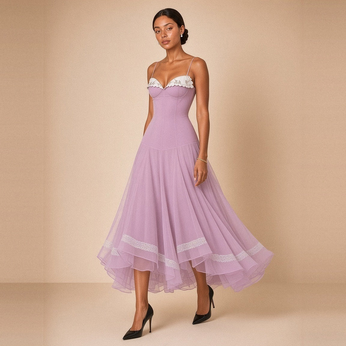Robe midi corsetée en voile SAKIWE lilas – en marche