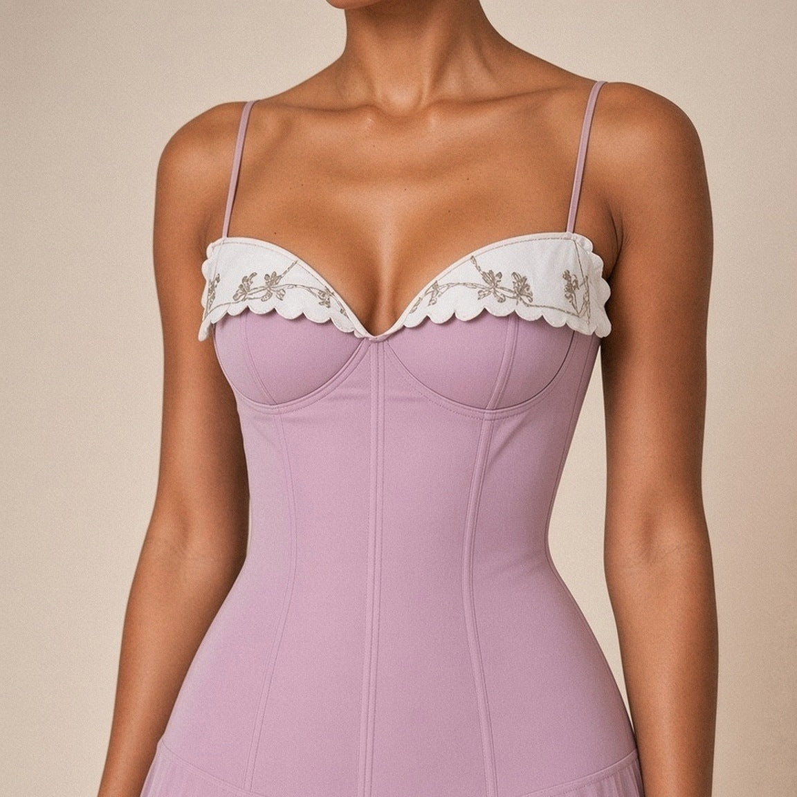 Robe midi corsetée en voile SAKIWE lilas – détail du bustier et du revers brodé
