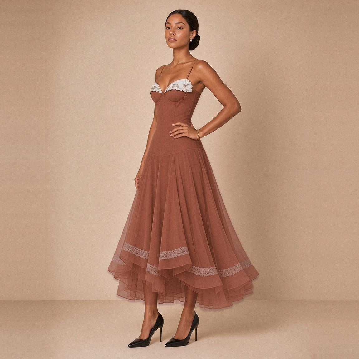 Robe midi corsetée en voile SAKIWE caramel – main sur la hanche