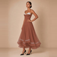 Robe midi corsetée en voile SAKIWE caramel – main sur la hanche