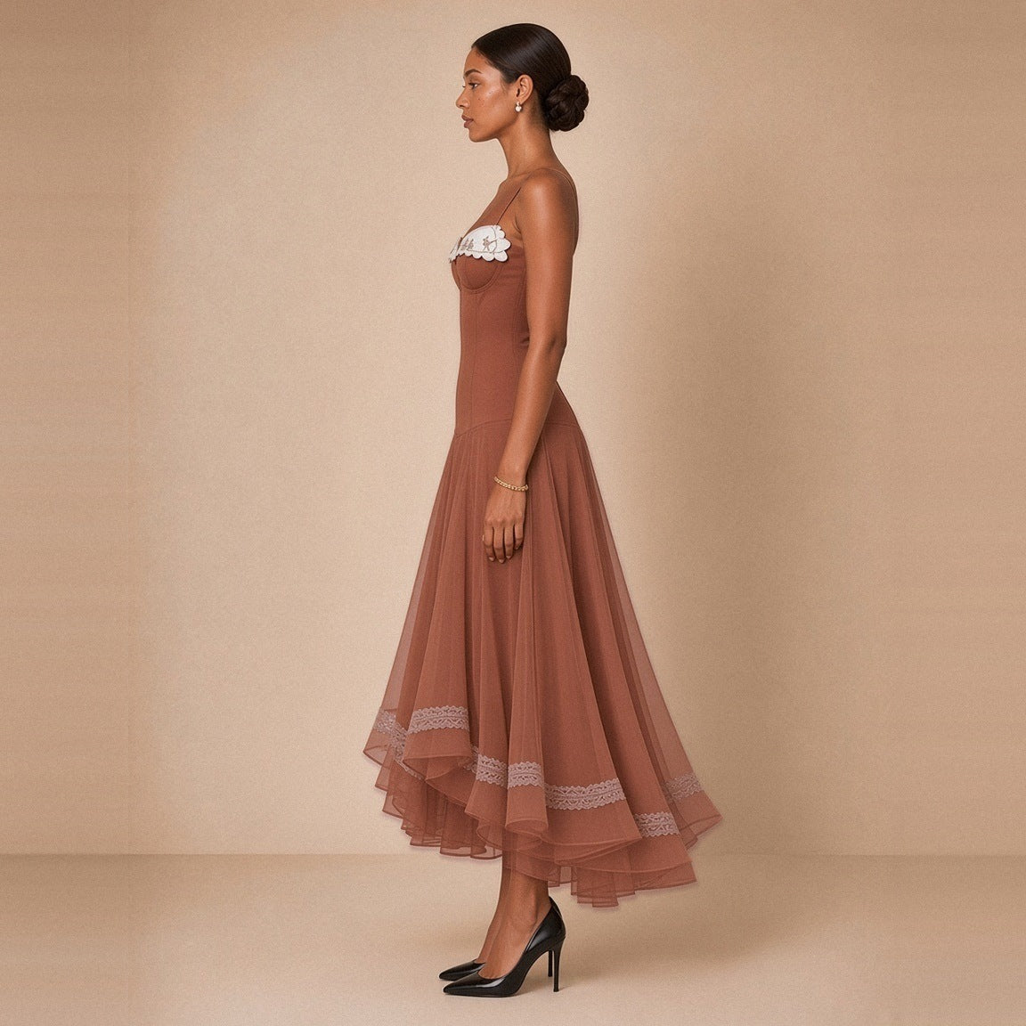 Robe midi corsetée en voile SAKIWE caramel – vue de profil