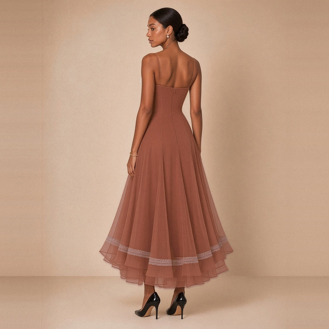 Robe midi corsetée en voile SAKIWE caramel – vue de dos trois quarts