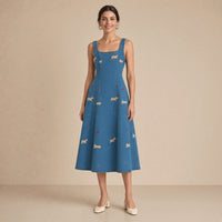 Robe midi en jean bleu denim brodée de petits teckels, portée de face en pied