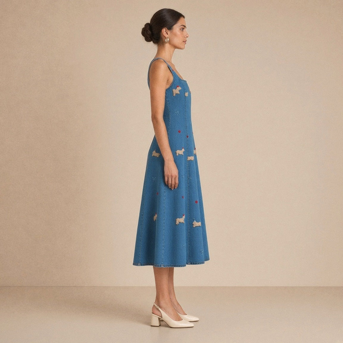 Robe midi en jean bleu denim brodée de petits teckels, portée de profil