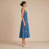Robe midi en jean bleu denim brodée de petits teckels, portée de profil