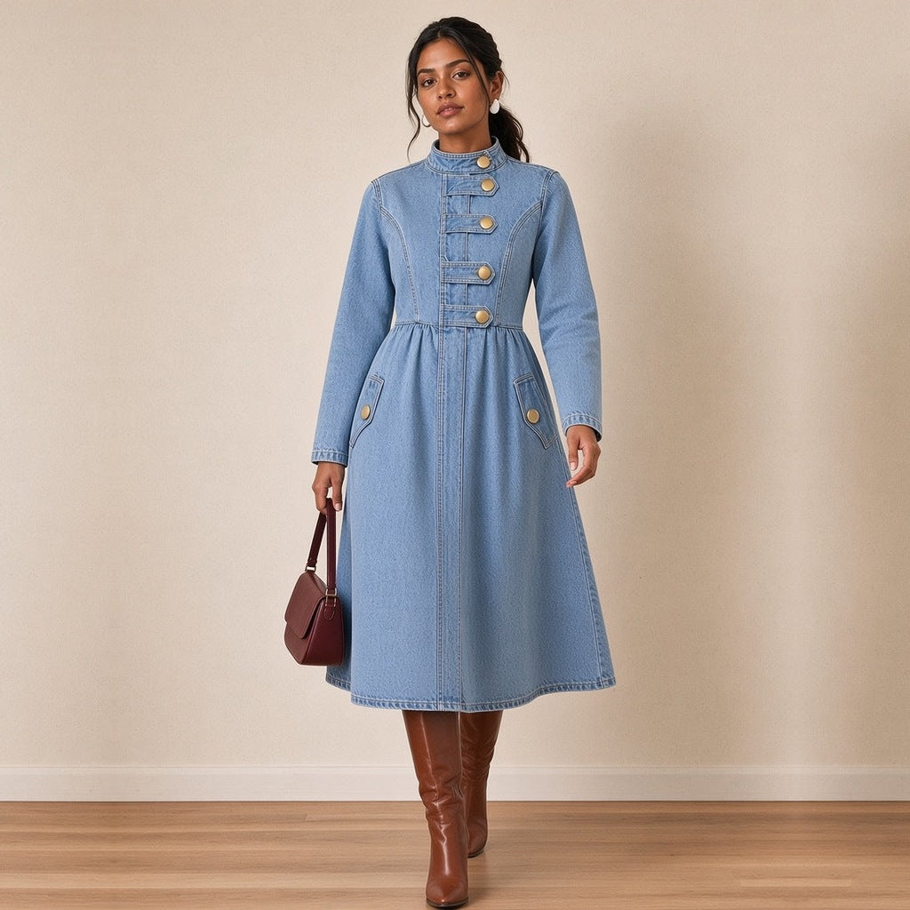 Robe midi en jean à col montant et boutons dorés, de trois-quarts en marchant – SAKIWÉ