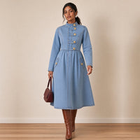 Robe midi en jean à col montant et boutons dorés, de trois-quarts en marchant – SAKIWÉ