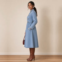 Robe midi en jean à col montant et boutons dorés, vue de profil – SAKIWÉ