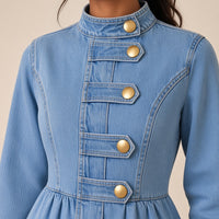 Détail du col montant, des boutons dorés et du grain du denim – SAKIWÉ