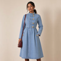 Robe midi en jean à col montant et boutons dorés portée, plan jusqu'aux genoux – SAKIWÉ