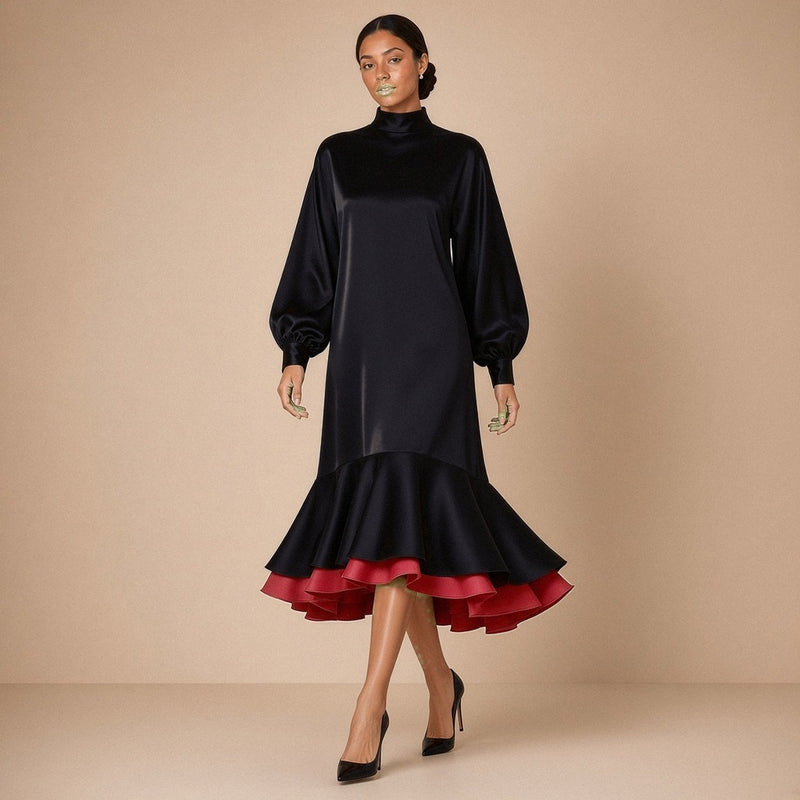 Robe midi en satin à col montant, manches lanterne et volant contrasté – Noir, en marche, de trois-quarts