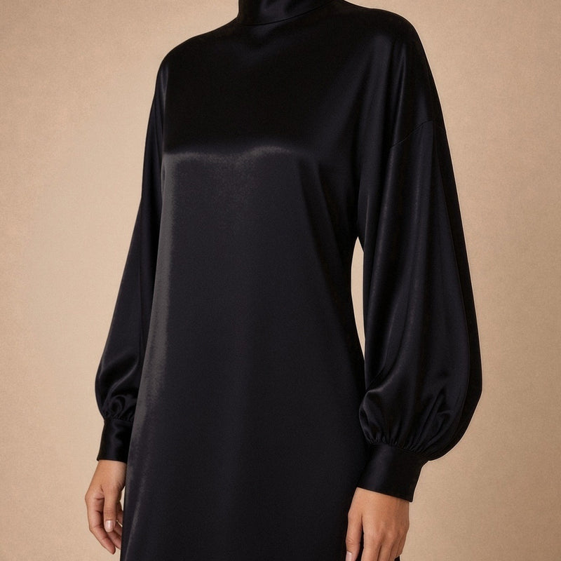 Robe midi en satin à col montant, manches lanterne et volant contrasté – Noir, détail du col montant et des manches lanterne