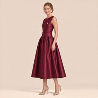 Robe midi satinée sans manches SAKIWE bordeaux portée, de trois quarts