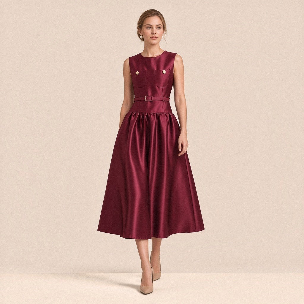 Robe midi satinée sans manches SAKIWE bordeaux portée, en marchant