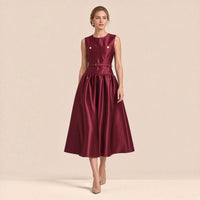 Robe midi satinée sans manches SAKIWE bordeaux portée, en marchant