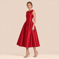 Robe midi satinée sans manches SAKIWE rouge portée, de trois quarts