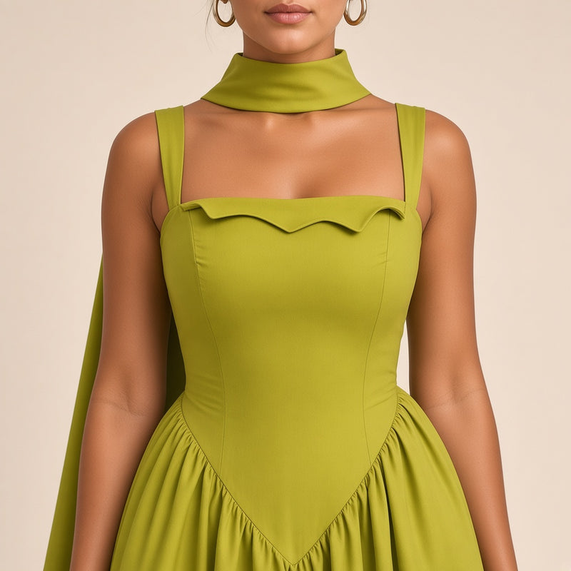 Robe midi SAKIWE vert anis à bretelles et taille en pointe, gros plan sur le décolleté carré ondulé et la taille en pointe