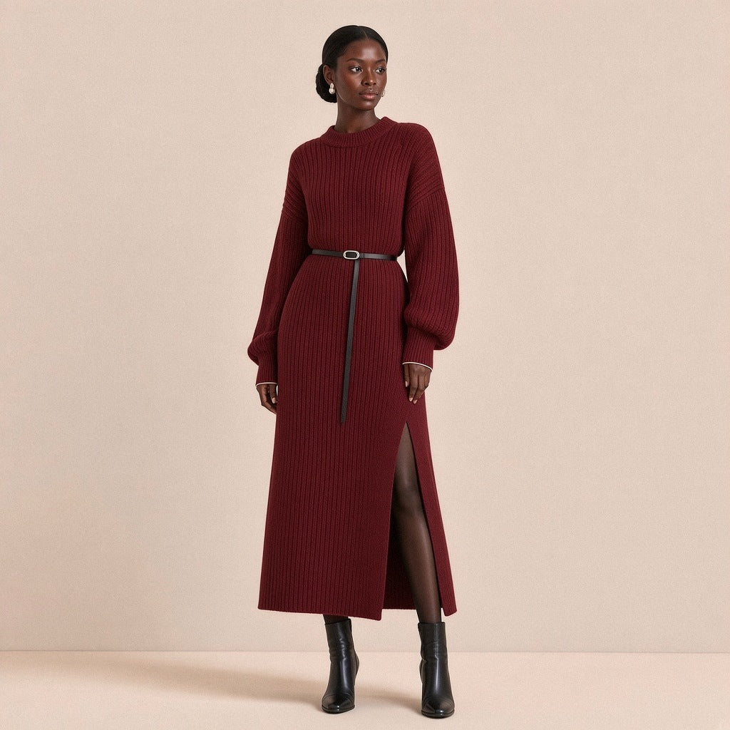 Robe-pull longue rouge vin de l’ensemble trois pièces SAKIWE, portée seule avec une ceinture fine, vue de face