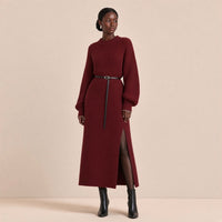 Robe-pull longue rouge vin de l’ensemble trois pièces SAKIWE, portée seule avec une ceinture fine, vue de face