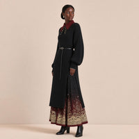 Ensemble SAKIWE robe-pull noire, col du cardigan rouge et jupe mamian noire dorée, vue de trois-quarts