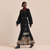 Ensemble SAKIWE robe-pull noire et jupe mamian noire à bandes, en marche