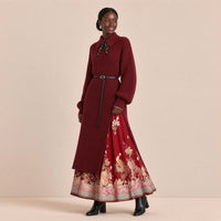 Ensemble SAKIWE robe-pull rouge vin et jupe mamian rouge fleurie, vue de trois-quarts