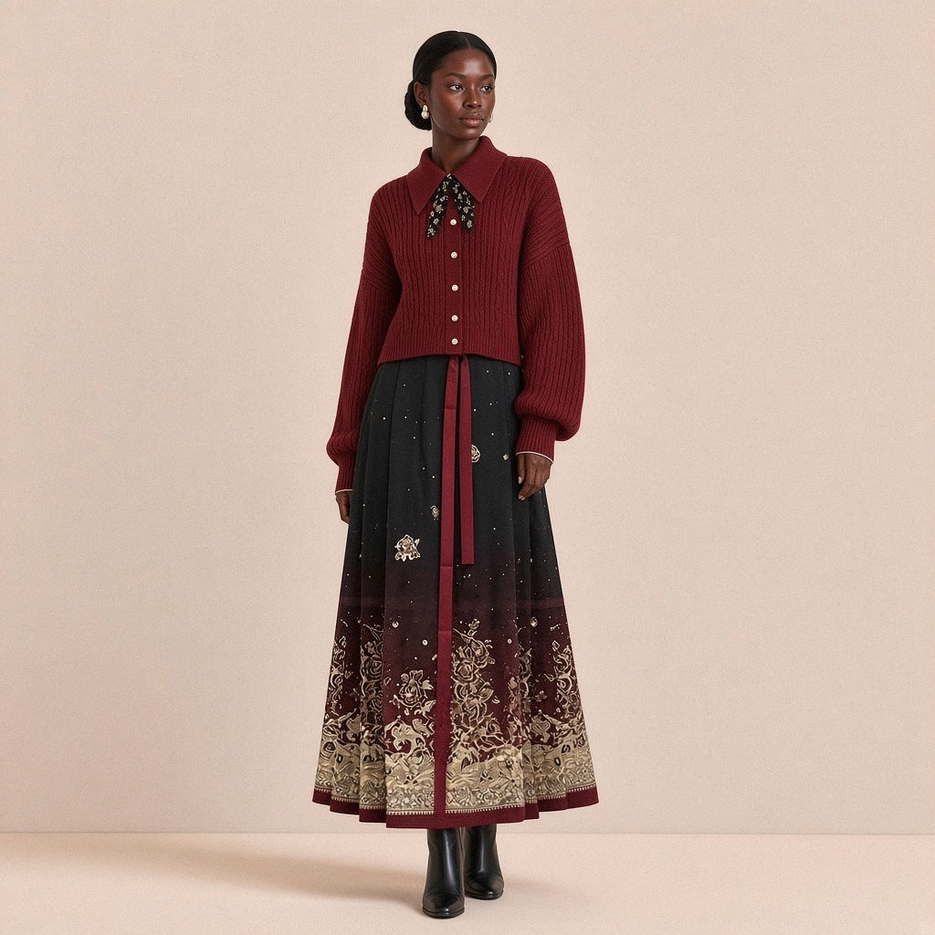 Cardigan rouge torsadé à col nœud de l’ensemble trois pièces SAKIWE, porté seul avec la jupe mamian noire dorée