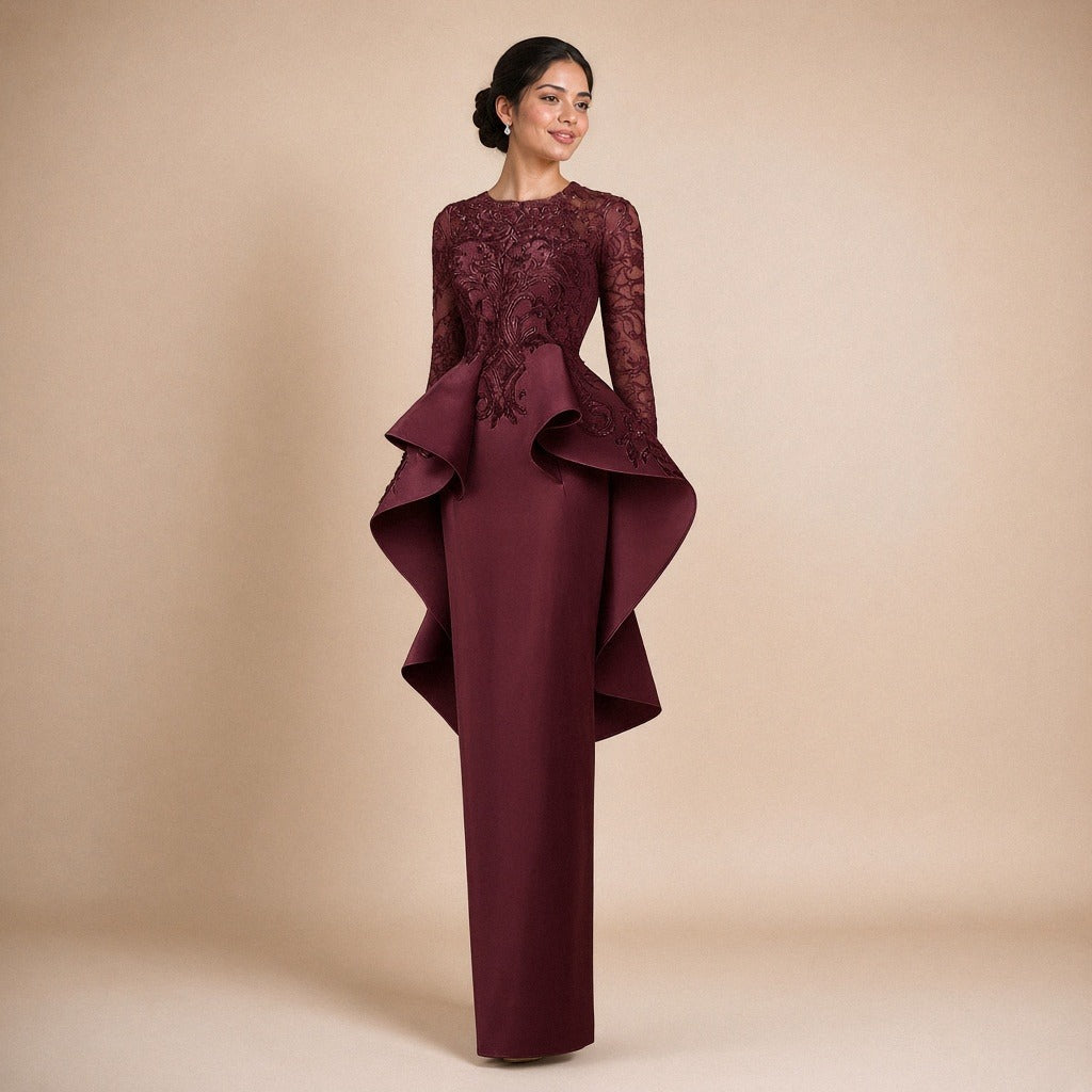 Robe de soirée longue à basque volantée, buste en dentelle brodée et manches longues, vue de face, coloris bordeaux profond – SAKIWE