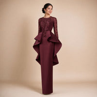 Robe de soirée longue à basque volantée, buste en dentelle brodée et manches longues