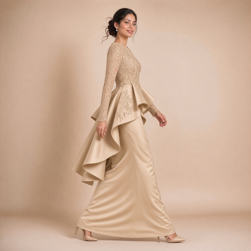 Robe de soirée longue à basque volantée, buste en dentelle brodée et manches longues, en marchant de profil, coloris beige – SAKIWE