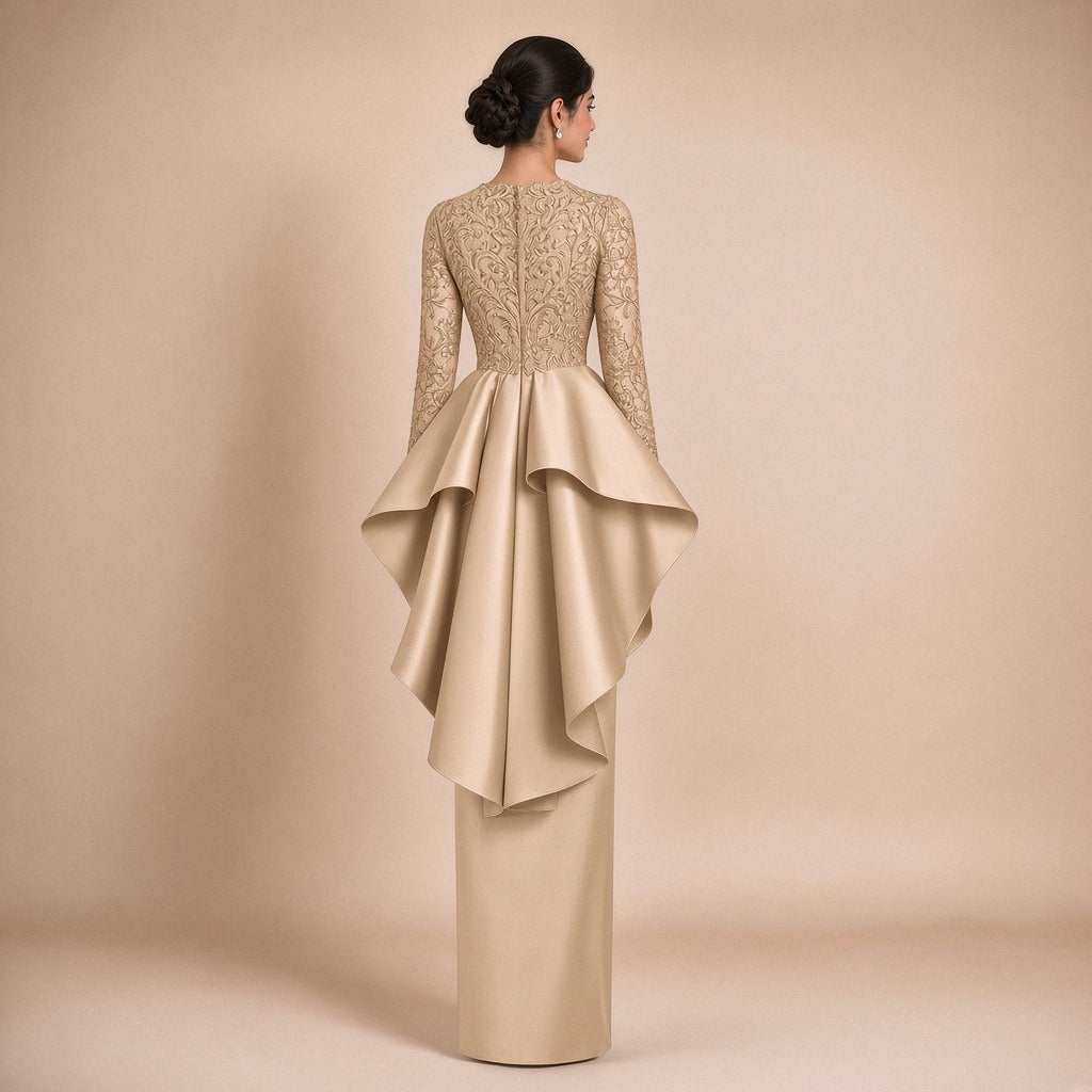 Robe de soirée longue à basque volantée, buste en dentelle brodée et manches longues, vue de dos, coloris beige – SAKIWE