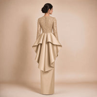 Robe de soirée longue à basque volantée, buste en dentelle brodée et manches longues, vue de dos, coloris beige – SAKIWE