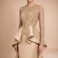 Robe de soirée longue à basque volantée, buste en dentelle brodée et manches longues, détail du buste brodé et de la basque, coloris beige – SAKIWE