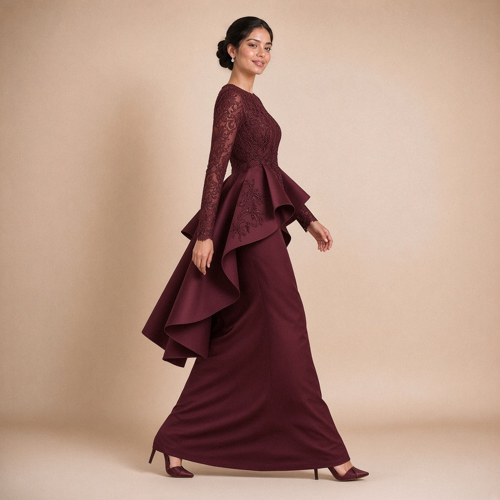 Robe de soirée longue à basque volantée, buste en dentelle brodée et manches longues, en marchant de profil, coloris bordeaux profond – SAKIWE