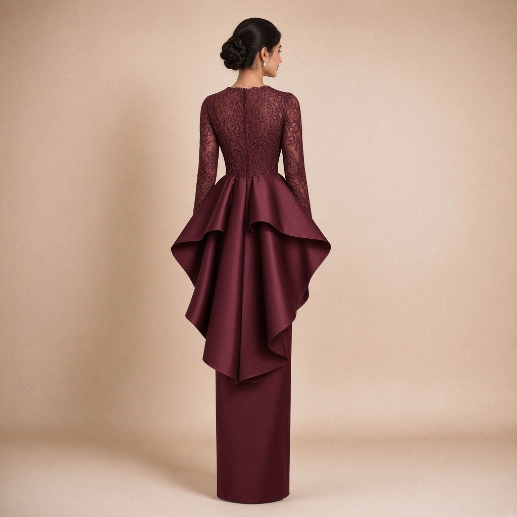 Robe de soirée longue à basque volantée, buste en dentelle brodée et manches longues, vue de dos, coloris bordeaux profond – SAKIWE