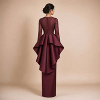 Robe de soirée longue à basque volantée, buste en dentelle brodée et manches longues, vue de dos, coloris bordeaux profond – SAKIWE