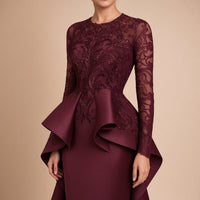 Robe de soirée longue à basque volantée, buste en dentelle brodée et manches longues, détail du buste brodé et de la basque, coloris bordeaux profond – SAKIWE