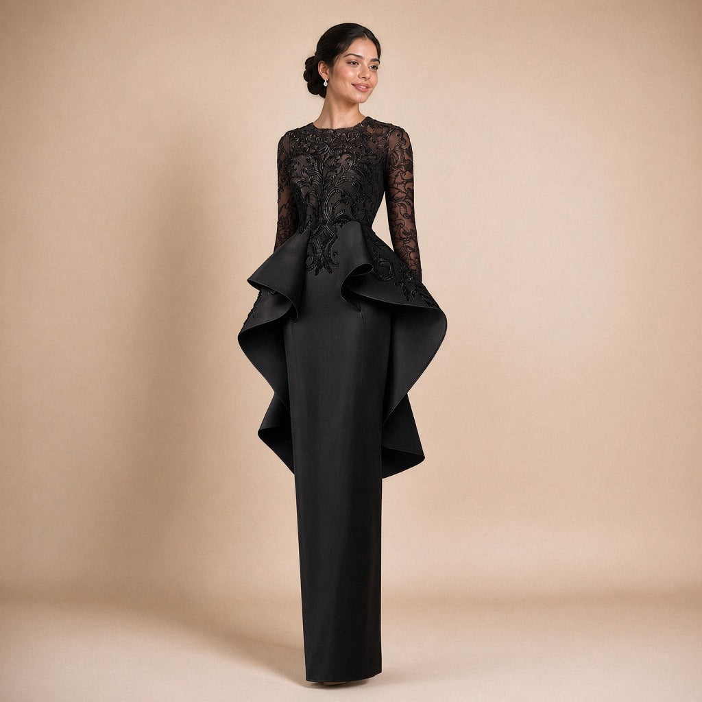 Robe de soirée longue à basque volantée, buste en dentelle brodée et manches longues, vue de face, coloris noir – SAKIWE