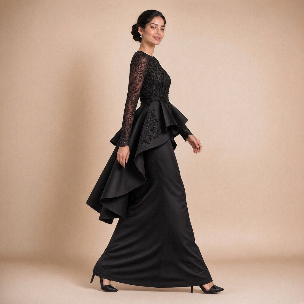 Robe de soirée longue à basque volantée, buste en dentelle brodée et manches longues, en marchant de profil, coloris noir – SAKIWE