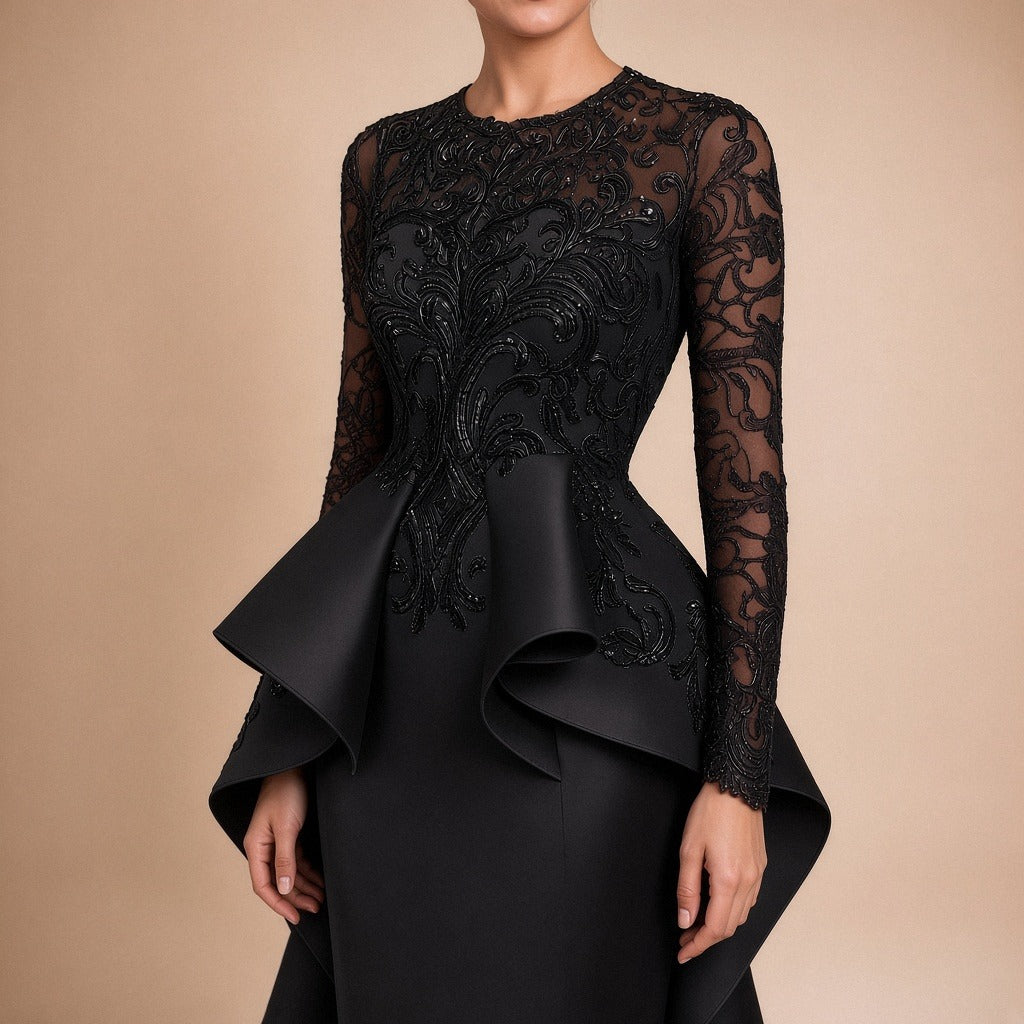 Robe de soirée longue à basque volantée, buste en dentelle brodée et manches longues, détail du buste brodé et de la basque, coloris noir – SAKIWE