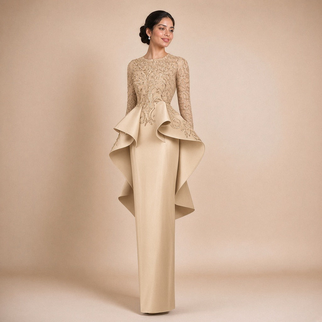 Robe de soirée longue à basque volantée, buste en dentelle brodée et manches longues, vue de face, coloris beige – SAKIWE