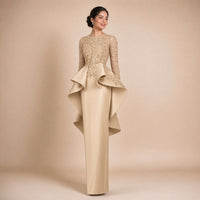Robe de soirée longue à basque volantée, buste en dentelle brodée et manches longues, vue de face, coloris beige – SAKIWE