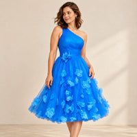Détail du corsage drapé et de la fleur à la taille de la robe bleu roi