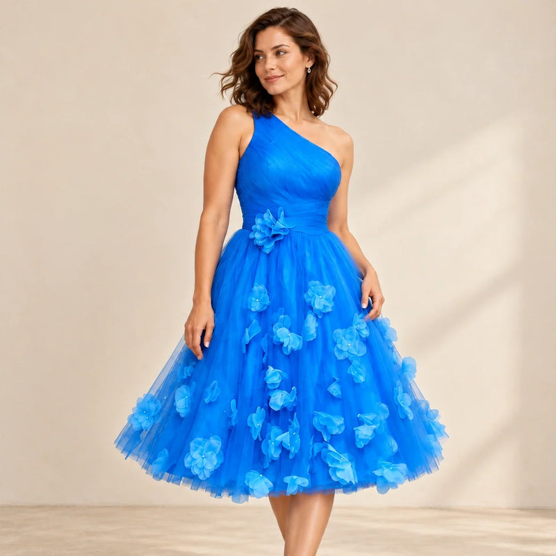 Détail du corsage drapé et de la fleur à la taille de la robe bleu roi