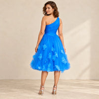 Dos de la robe de soirée bleu roi asymétrique avec tulle fleuri