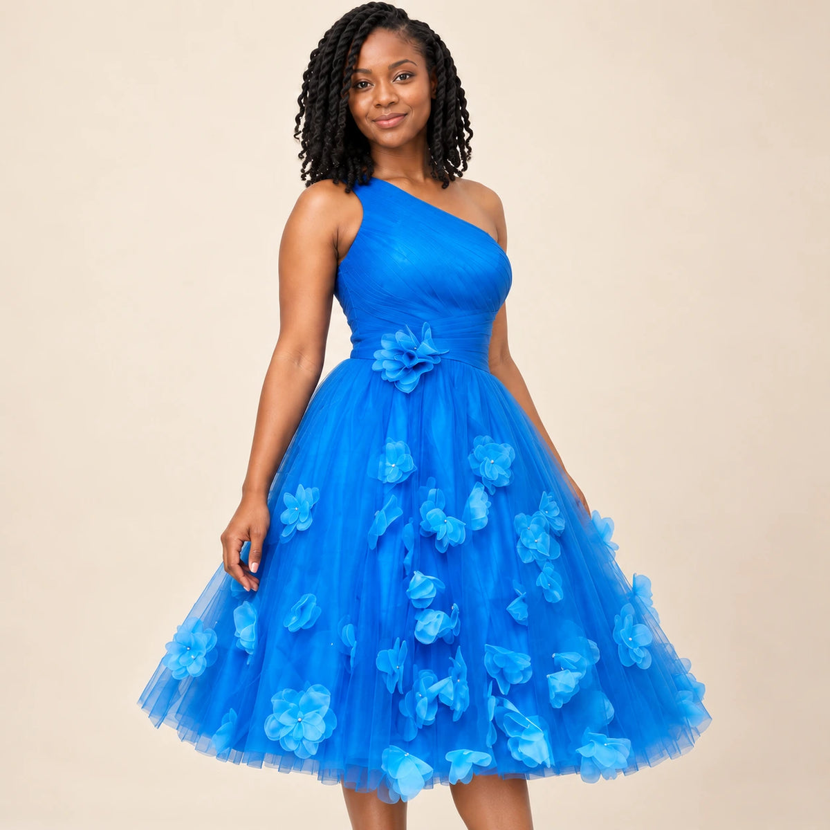 Détail du corsage drapé et de la fleur à la taille de la robe bleu roi