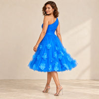 Robe de soirée bleu roi portée en mouvement, jupe ample en tulle fleurie