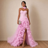Robe de soirée bustier rose à roses 3D, de trois-quarts en marchant, fente haute – SAKIWÉ