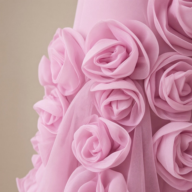 Détail des roses en mousseline 3D sur le tulle – SAKIWÉ