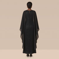 Robe de soirée longue à sequins et cape en voile, noir, vue de dos avec la cape – SAKIWÉ
